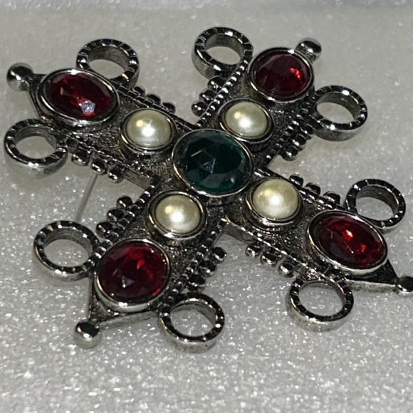 Vintage Silver Tone Brooch with pearls, green,red stones roll over  clasp 3"X3" - Picture 10 of 11